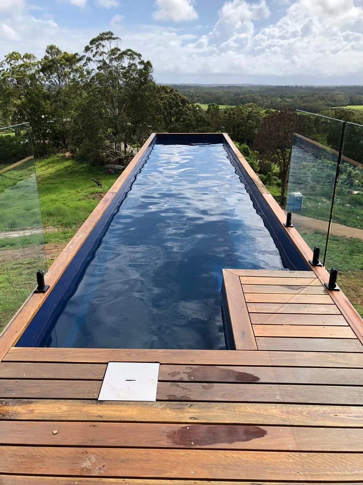Container für ein 12 m langes Schwimmbecken.